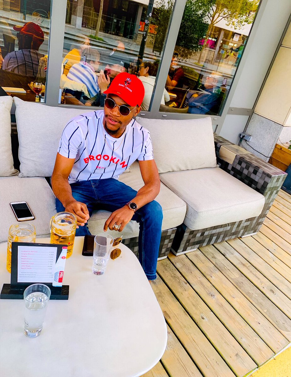 steeve_ekouma's tweet photo. Je fais un peu la promo de ma nouvelle collection 👈 aujourd'hui. Casquettes 🧢 BANTOU CLOTHING déjà disponible sur commande 🇨🇲🇫🇷🇺🇸🇩🇪🇧🇪🇨🇦
#mode #streetwear #streetmode #africanmode #cameroun🇨🇲 #france🇫🇷 #allemagne🇩🇪 #belgique🇧🇪 #canada🇨🇦 #etatsunis🇺🇸 https://t.co/ZYbudRRlb5