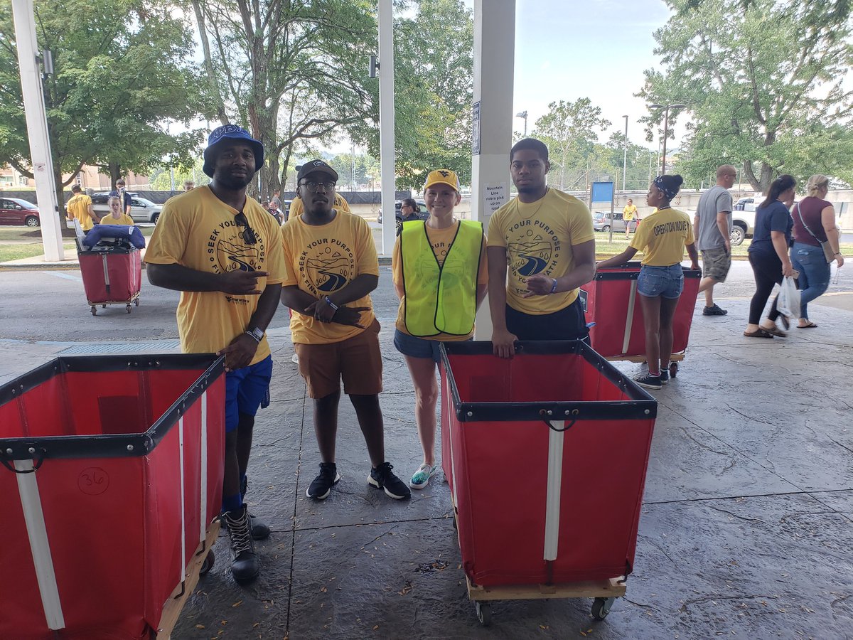 wvusigmas's tweet photo. Service with our Assistant Director! @katiesandwich @WVUGreekLife 
#RhoTheta #NoServiceNoStrolling #GOMAB #WVUGreeks https://t.co/pXnRUeqLOM
