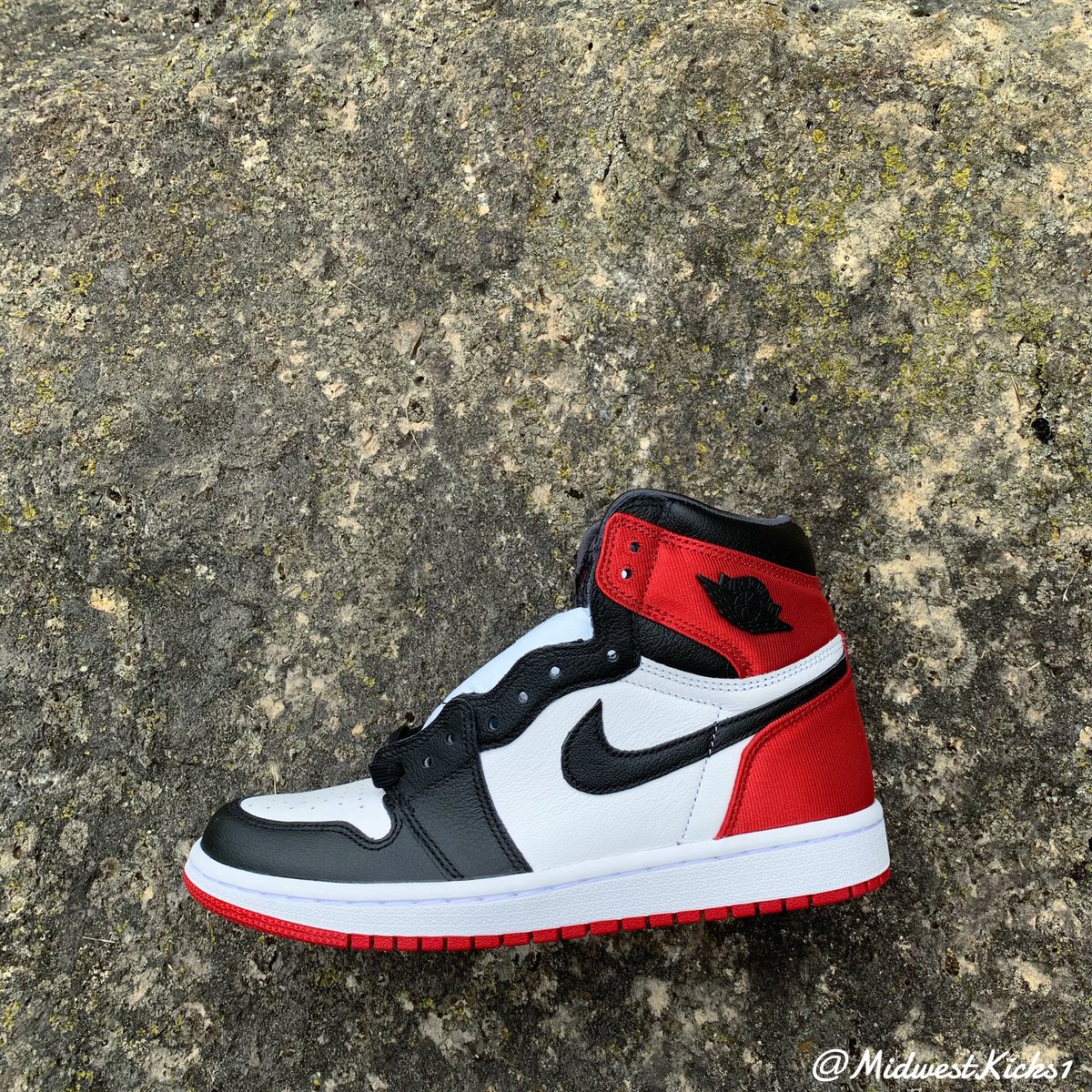 MidwestKicks's tweet photo. Air Jordan Retro I High OG Satin “Black Toe”
Size 7 Women’s | $639.99 w/free shipping 

https://t.co/tzLeNitzZa https://t.co/6bBldgIqYS
