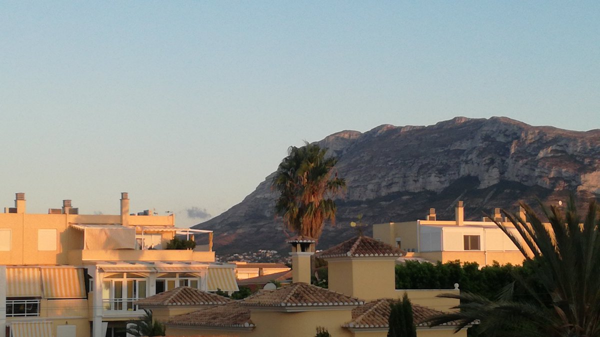XataVir's tweet photo. @GVA112 Humo en el #Montgó #Denia https://t.co/zwZzntHmhl