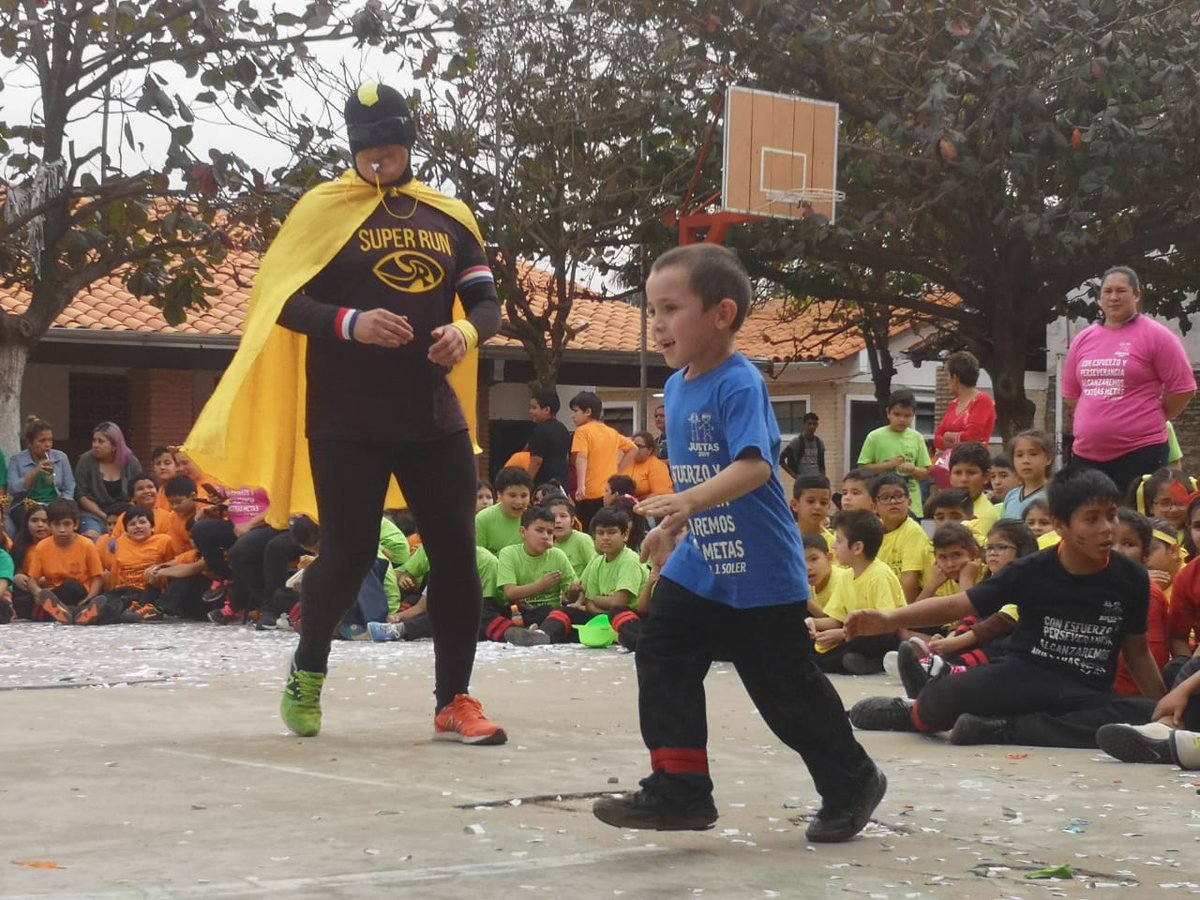 Unicanal's tweet photo. ¡Es momento de Aventuras!
Con #SuperRun y su fiel compañera #Ali, luchemos contra las fuerzas del sedentarismo💪 🦸♂⚡👟
😉Prendete ahora por las pantallas de #Unicanal 📺 https://t.co/mj2MerDo1V