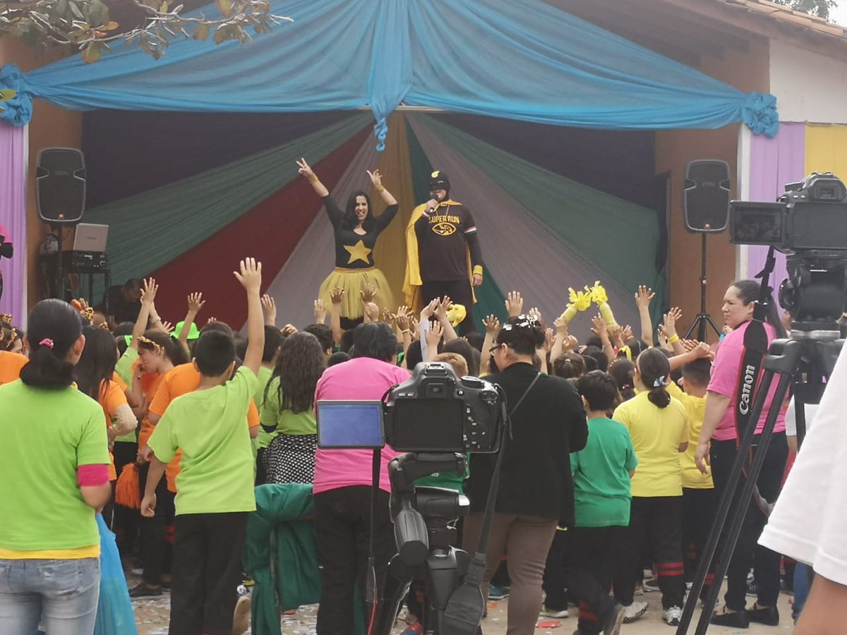 Unicanal's tweet photo. ¡Es momento de Aventuras!
Con #SuperRun y su fiel compañera #Ali, luchemos contra las fuerzas del sedentarismo💪 🦸♂⚡👟
😉Prendete ahora por las pantallas de #Unicanal 📺 https://t.co/mj2MerDo1V