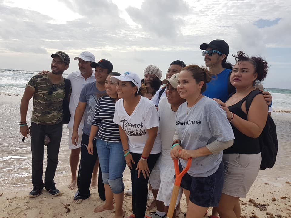 El equipo de RCA se suma a la convocatoria de la presidente municipal Mara Lezama, en la campaña de limpieza de playas en Cancún "Todos contra el sargazo"