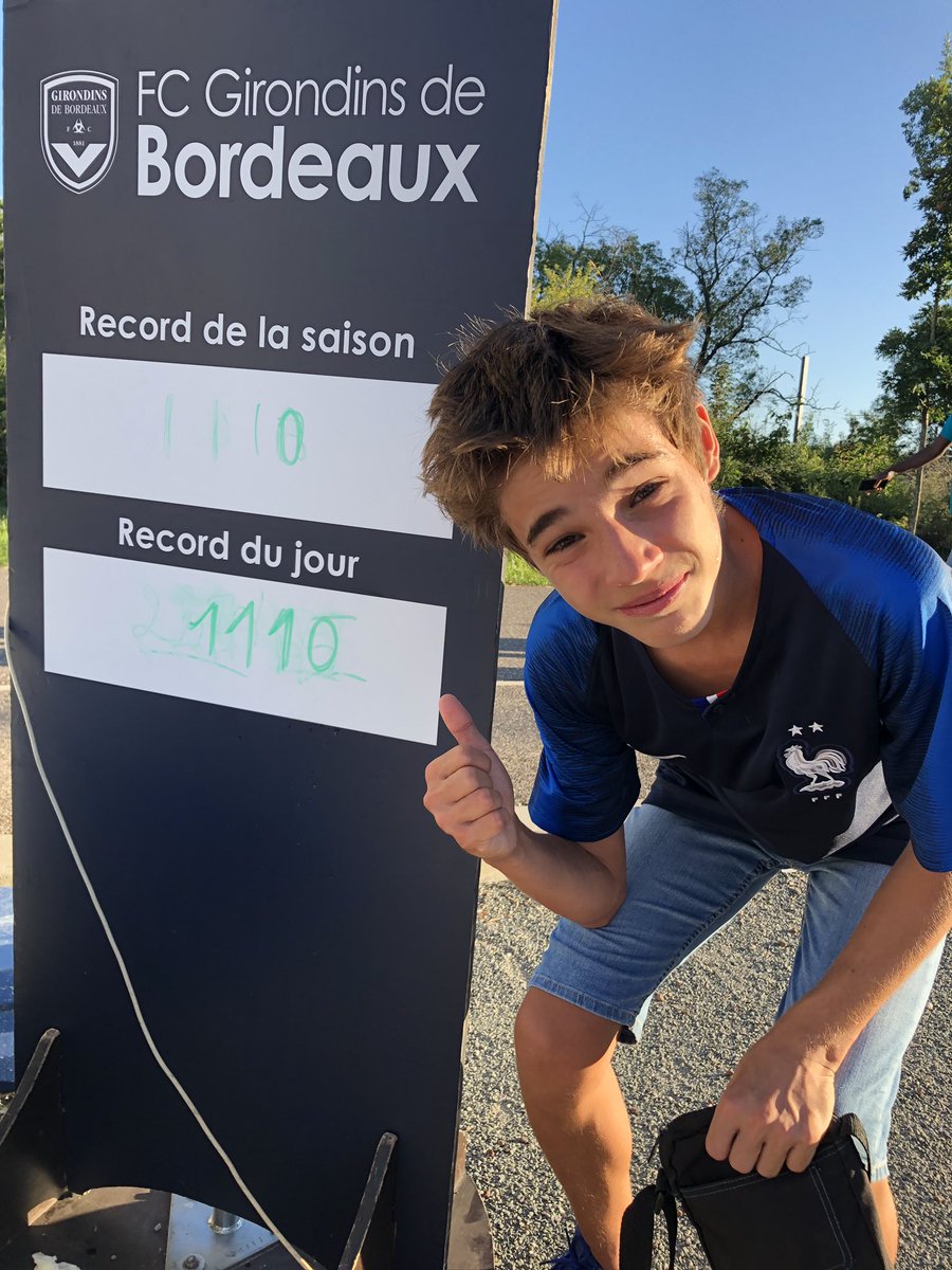 bancdetouche's tweet photo. Bravo à #TristanTourriol du @FCLibourne qui vient d'établir le nouveau record de #jongles de la #fanzone des @girondins de #Bordeaux. Hélas, pas de prix à gagner : juste la gloire ! https://t.co/A3Rs636I43