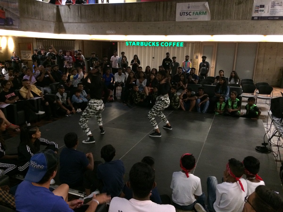 brownstone_cop's tweet photo. @TOHousing attended @UofTScarborough for the VERSATILE - CCRP Tamil Dance Event to promote healthy lifestyle and values.
An exciting dance competition was enjoyed by all!

#CommunityEngagement 
#BuildTheBlockToronto
#NeighbourhoodSafety https://t.co/33CDyGEGqV
