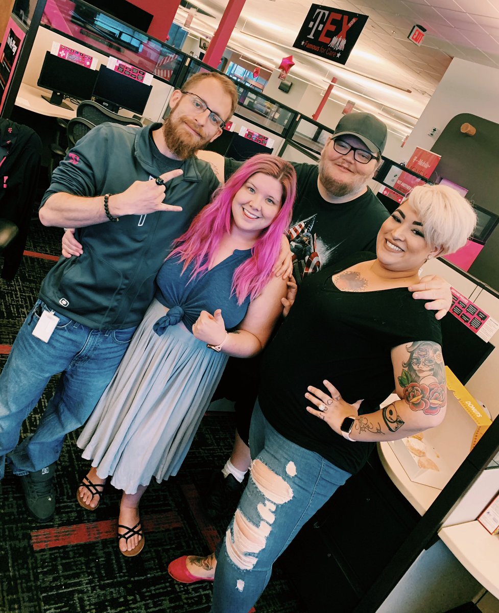 emilylmichael's tweet photo. #Menaul Saturday Support Selfie! With Business Support, L&D, CREs, and RP holding down the fort 💕 @TMobile https://t.co/wMPoFP4oQK