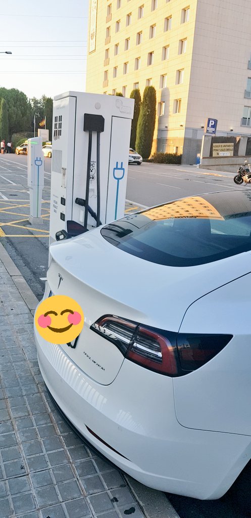 vanessa57002's tweet photo. Cargando en #carrerdelatv3 #ambelectrolineres #PdRR velocidad 39kW a 254km/hr no está mal! Muy bien #AMB https://t.co/J1WDL6wWYc