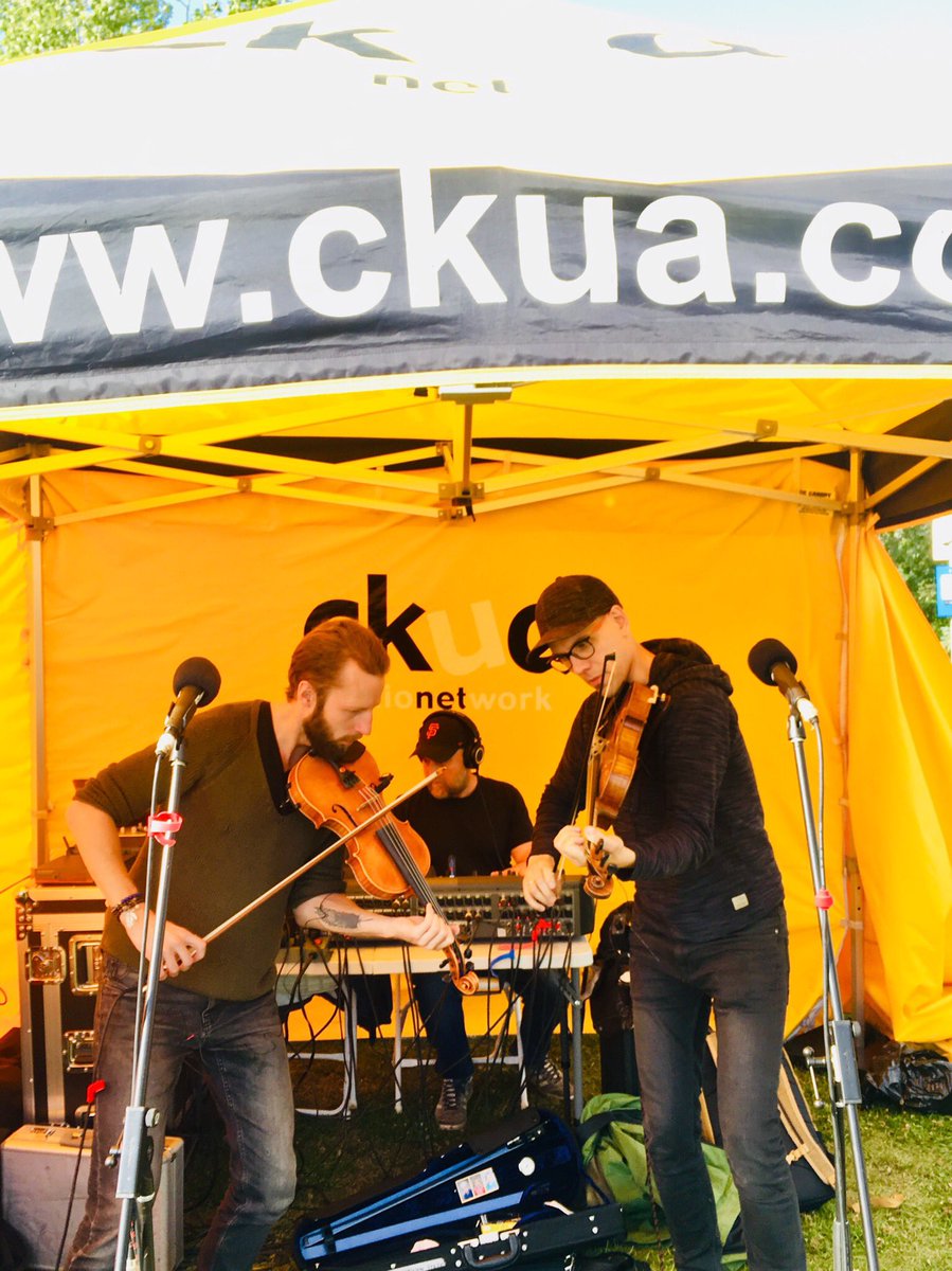 GrantStovel's tweet photo. Had a brilliant time on our @BearCreekFolk Festival Friday Night broadcast at @ckuaradio’s tent with @AlanThomasDoyle @CassieAndMaggie & Finnish fiddlin’ duo Teho!
Sunday 1-2PM, we’ll bring you the gospel workshop!
@RuthieFoster @AnnVriend @TheBrosLandreth @RevSekou!
#SoulService https://t.co/zcZ3s3dLVj