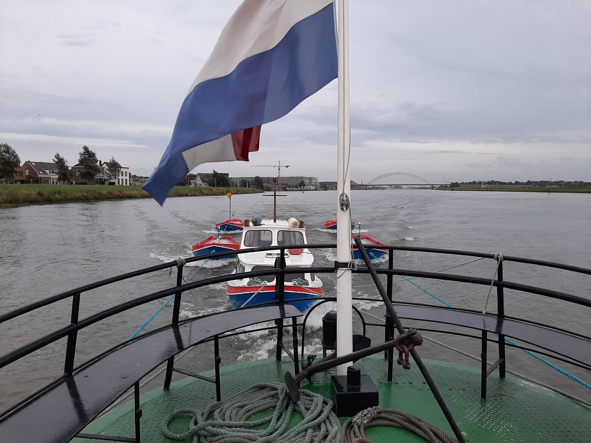 scoutingfn12's tweet photo. Het zomerkamp is begonnen ! We zijn onderweg en het kamp thema is uitgelegd. De verkenners hadden als verassing persoonlijke mokken voor de leiding gemaakt. Wat een goed begin van het kamp ! https://t.co/422N9FGx2U