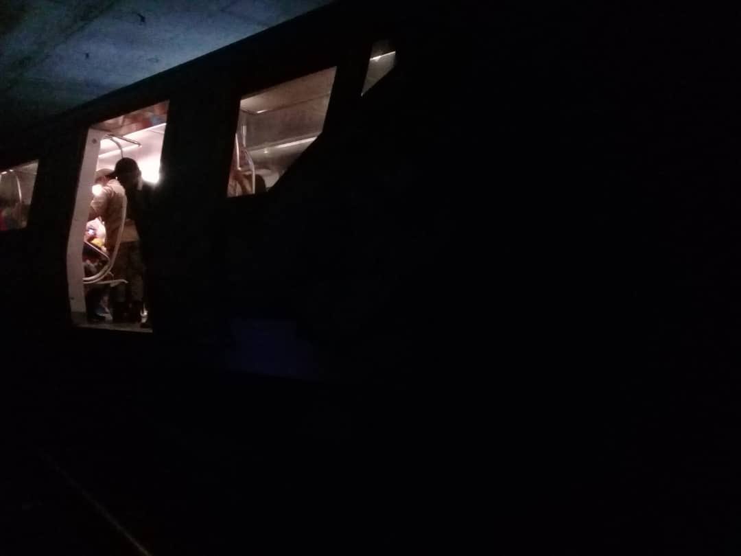 Señores <a href="/metro_caracas/">Compañía Anónima Metro de Caracas</a> esto no es una falla como dicen. El descarrilamiento de hoy fue por su falta de inversión y mantenimiento. El régimen usurpador convirtió al Metro de Caracas, uno de los mejores del mundo, en una vergüenza y en guillotina que pone en peligro a sus usuarios.