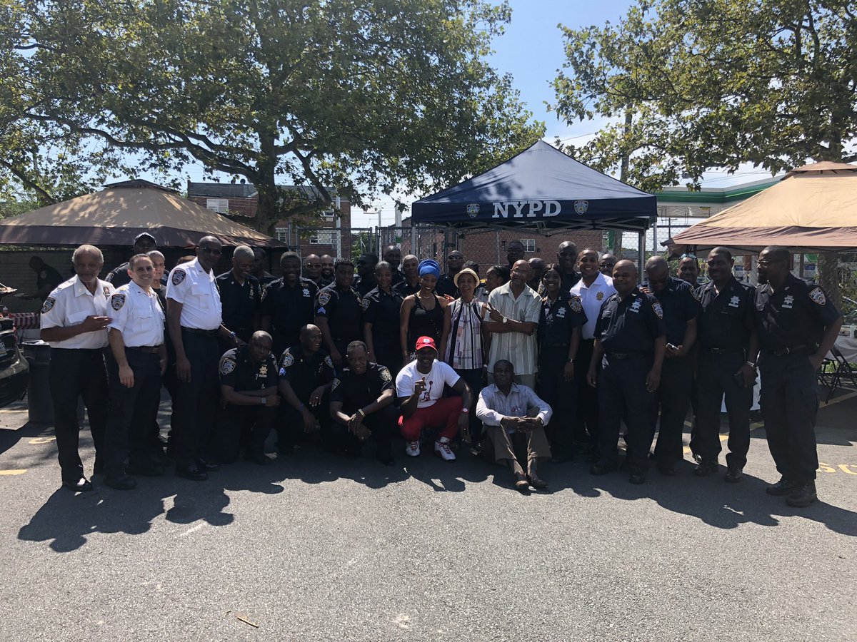 NYPD69Pct's tweet photo. Our 69 @NYPDauxiliary’s came out in full force during the #Canarsie blackout. We are forever grateful to them for their service. What better way to show it than with a bbq! @MoonsamCecil of our  #clergycouncil and @GGbrazela of our #commcouncil helped us show our appreciation! https://t.co/A2g5FVbEWI