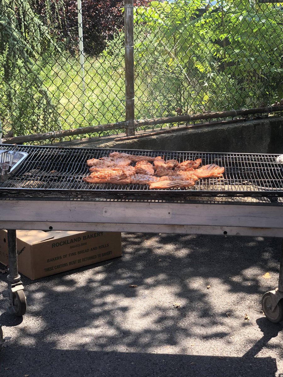 NYPD69Pct's tweet photo. Our 69 @NYPDauxiliary’s came out in full force during the #Canarsie blackout. We are forever grateful to them for their service. What better way to show it than with a bbq! @MoonsamCecil of our  #clergycouncil and @GGbrazela of our #commcouncil helped us show our appreciation! https://t.co/A2g5FVbEWI