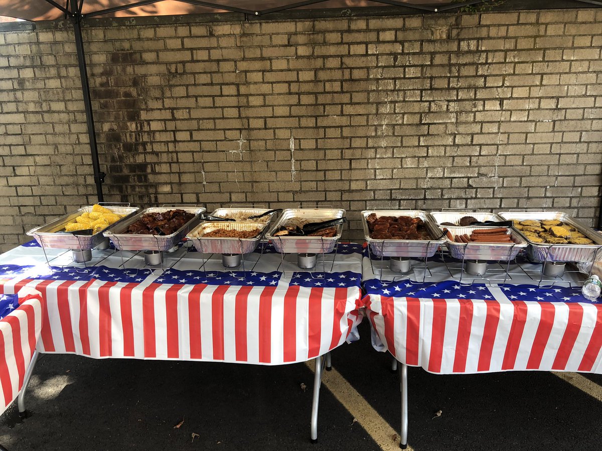 NYPD69Pct's tweet photo. Our 69 @NYPDauxiliary’s came out in full force during the #Canarsie blackout. We are forever grateful to them for their service. What better way to show it than with a bbq! @MoonsamCecil of our  #clergycouncil and @GGbrazela of our #commcouncil helped us show our appreciation! https://t.co/A2g5FVbEWI