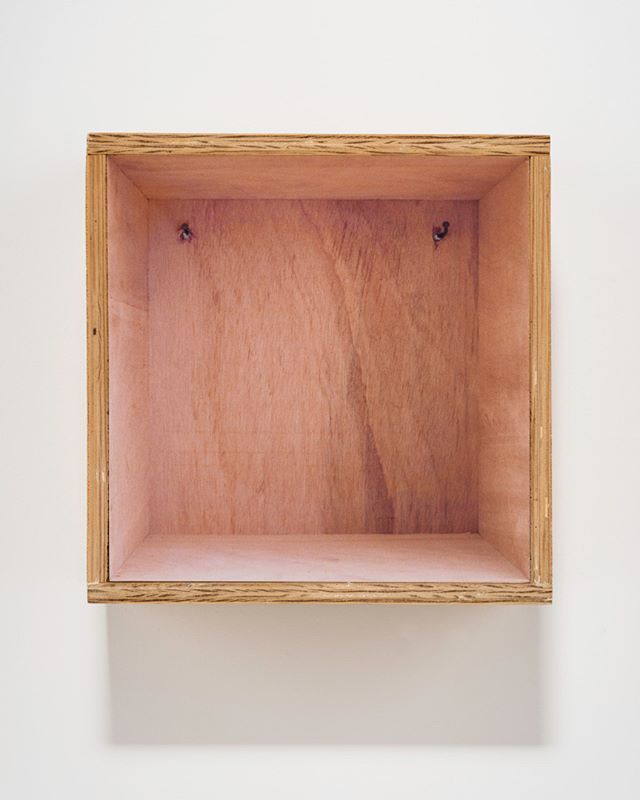 luisastrina's tweet photo. Sem título, da série Fundo Falso (2002), fotografia sobre madeira de Marcius Galan, participa da exposição Apresentação | Representação @ Ateliê Fidalga, que é inaugurada hoje, a partir das 16h https://t.co/VdE2BBRzBs https://t.co/Lfa5nhAagb