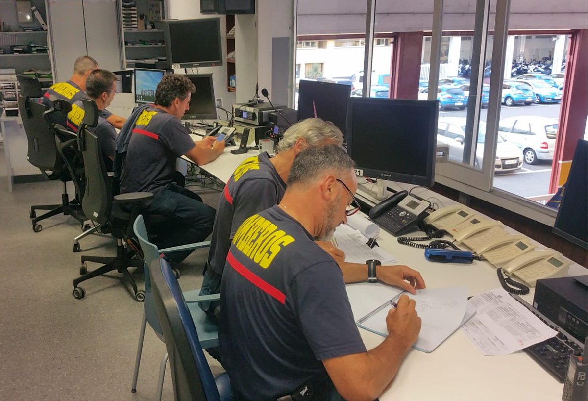 BomberosLPA's tweet photo. Gestión de la colaboración con la emergencia #IFValleseco #ifgrancanaria desde el Parque Central de Bomberos en Miller Bajo 👨‍🚒🚒 https://t.co/UCEkkviFef