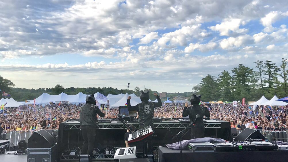 BENovator's tweet photo. Good friends and heavy beats 🤘🏼

DAY 1 at #515Alive2019 was remarkable. This @515AliveFest video recap is nuts and here’s a few of my own early favorites. See you tonight for DAY 2 at #515Alive! https://t.co/gQaGPavkhE