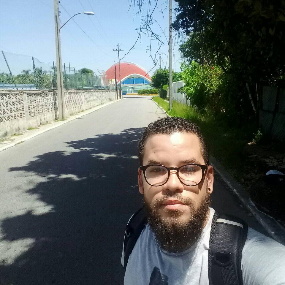 vozdelafnca's tweet image. #Habana Abu Duyanah periodista de #ADN Cuba, denuncia redada contra artistas cubanos que se solidarizan con #SNET, red inhalámbrica privada más grande #Cuba. La comunidad de usarios planificaba manifestarse hoy frente al Ministerio de Comunicaciones
#LaBanderaEsDeTodos