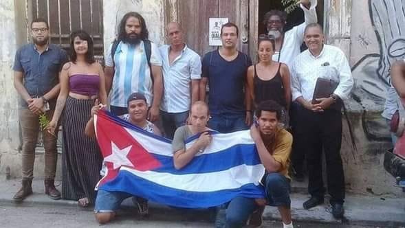 vozdelafnca's tweet image. #Habana Abu Duyanah periodista de #ADN Cuba, denuncia redada contra artistas cubanos que se solidarizan con #SNET, red inhalámbrica privada más grande #Cuba. La comunidad de usarios planificaba manifestarse hoy frente al Ministerio de Comunicaciones
#LaBanderaEsDeTodos