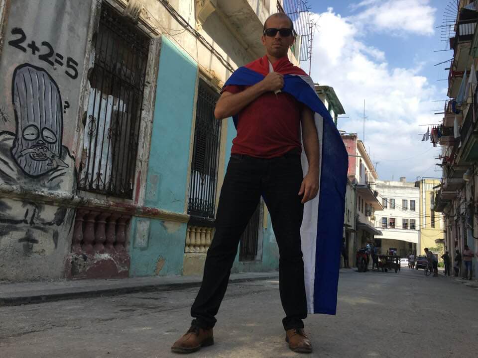 vozdelafnca's tweet image. #Habana Abu Duyanah periodista de #ADN Cuba, denuncia redada contra artistas cubanos que se solidarizan con #SNET, red inhalámbrica privada más grande #Cuba. La comunidad de usarios planificaba manifestarse hoy frente al Ministerio de Comunicaciones
#LaBanderaEsDeTodos
