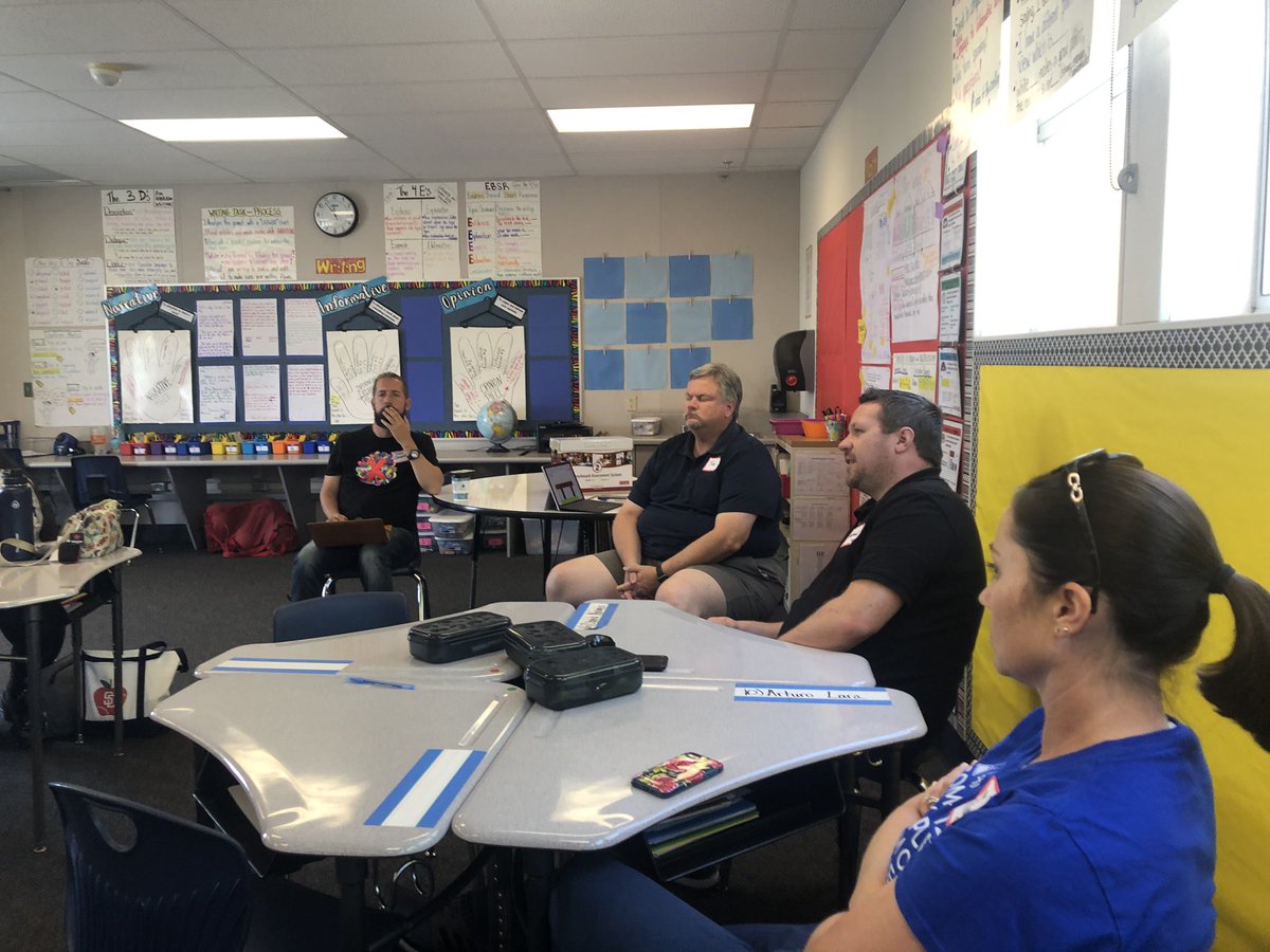 ProsapioJ's tweet photo. New coordinator of Innovation @Mr_BMichael helping facilitate @EdCampCVESD discussion on Maker Spaces. #EdCampCVESD @DalyWolfPack @teachnwolves thanks for your great input! https://t.co/cNtDUd7rIV
