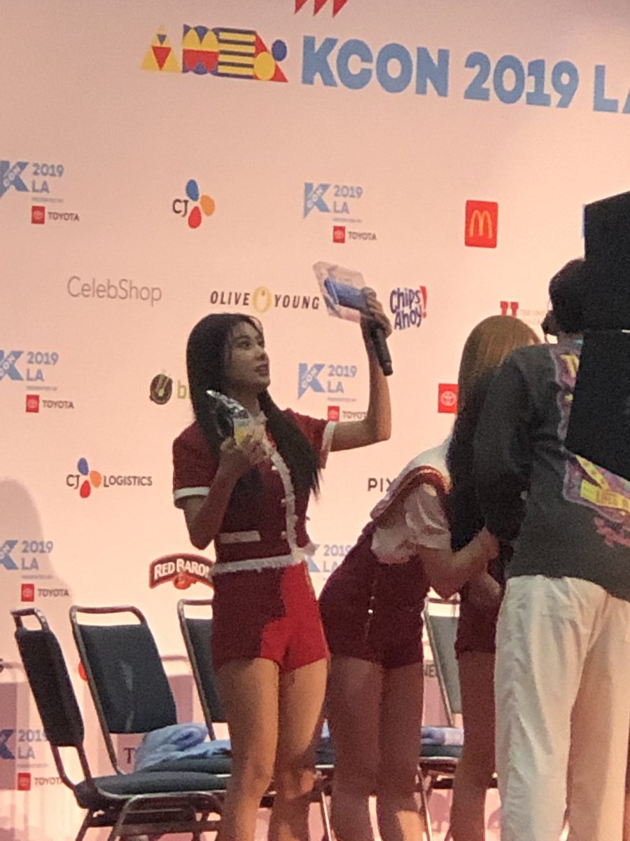 knghyewon's tweet photo. they gave hyewon cookies and that was the happiest she looked during the fanmeet https://t.co/zAEnqPJrYl