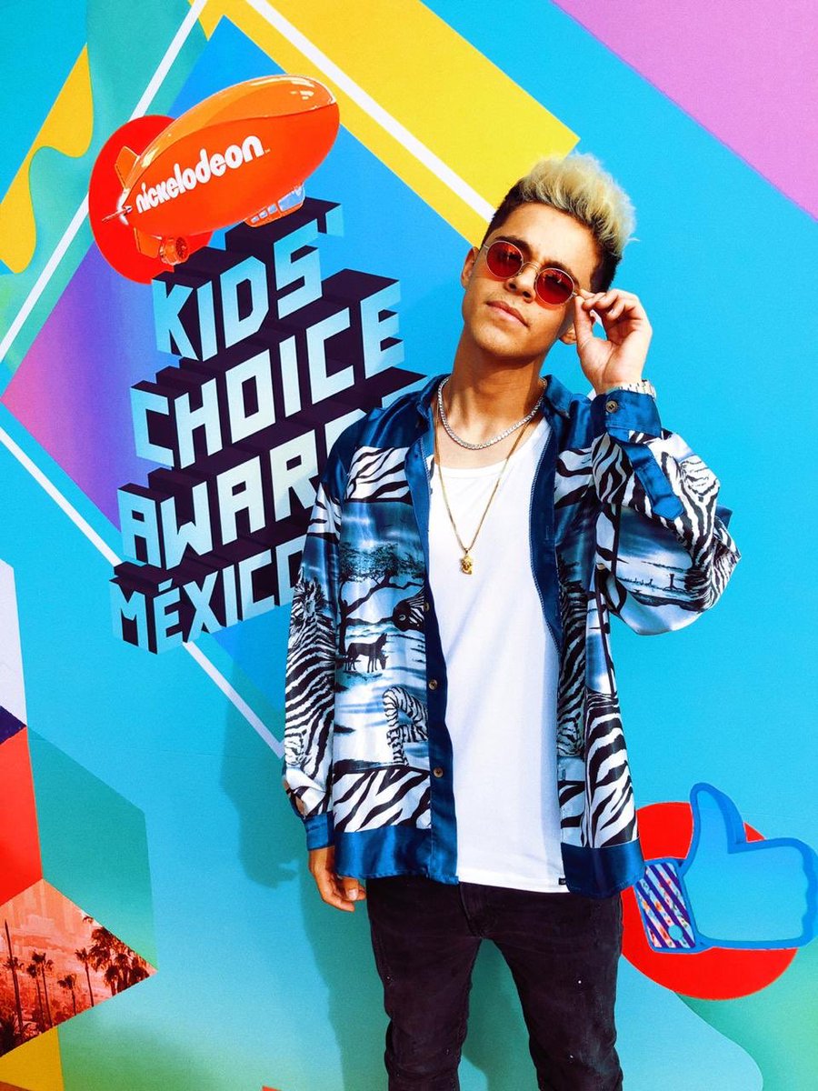 warnermusicmex's tweet photo. El Flow de @hoyerofficial no podía faltar en la Orange Carpet de los #KCAMexico 😎💖

#OrangeCarpet #KCAMexico2019 https://t.co/FhxO6gvmma