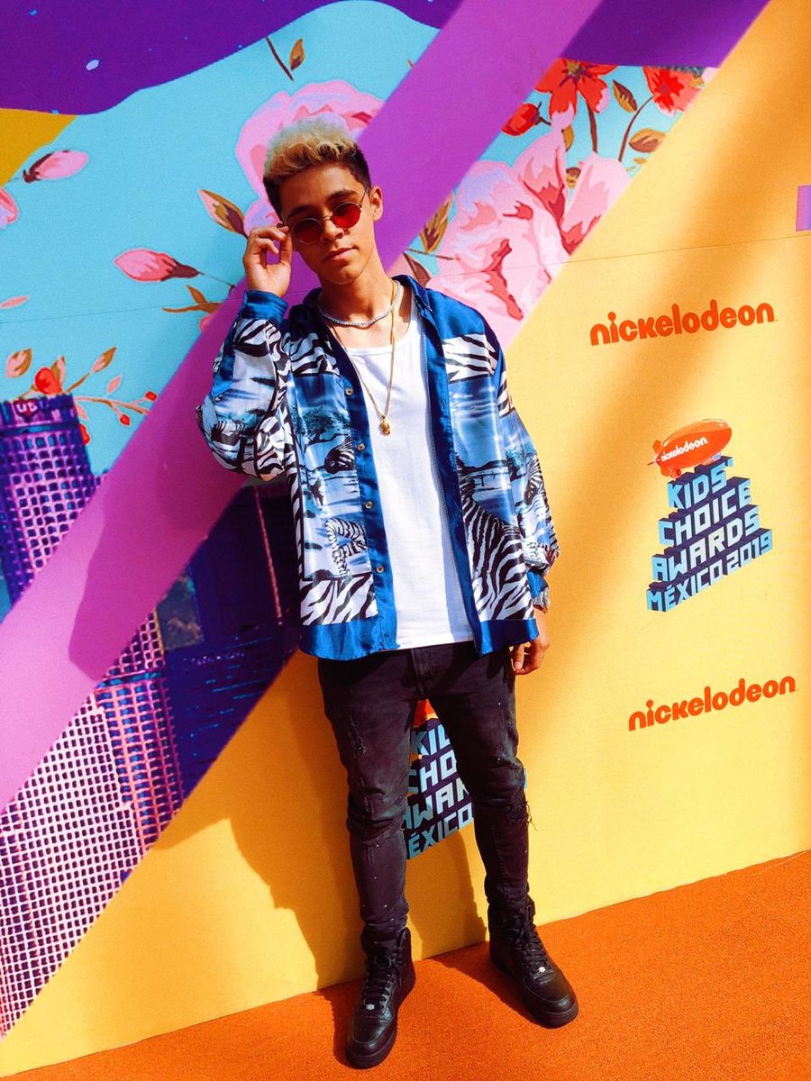 warnermusicmex's tweet photo. El Flow de @hoyerofficial no podía faltar en la Orange Carpet de los #KCAMexico 😎💖

#OrangeCarpet #KCAMexico2019 https://t.co/FhxO6gvmma