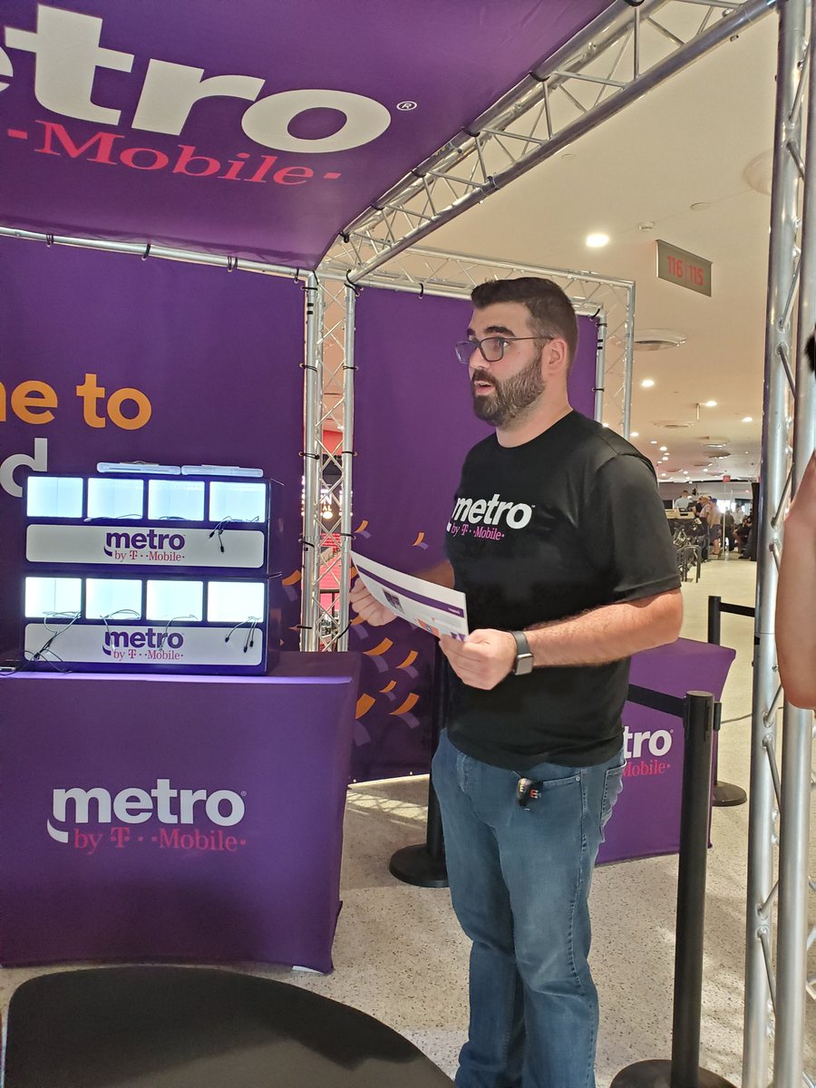 IlsaVargas's tweet photo. Ready to paint PBR Houston purple with @MetroByTMobile !! Let's do this! #fieldmarketing #iammetro #bemagenta Great job by @NathalySuarez08 for her lead on this program! https://t.co/D4wlAEN9Nd