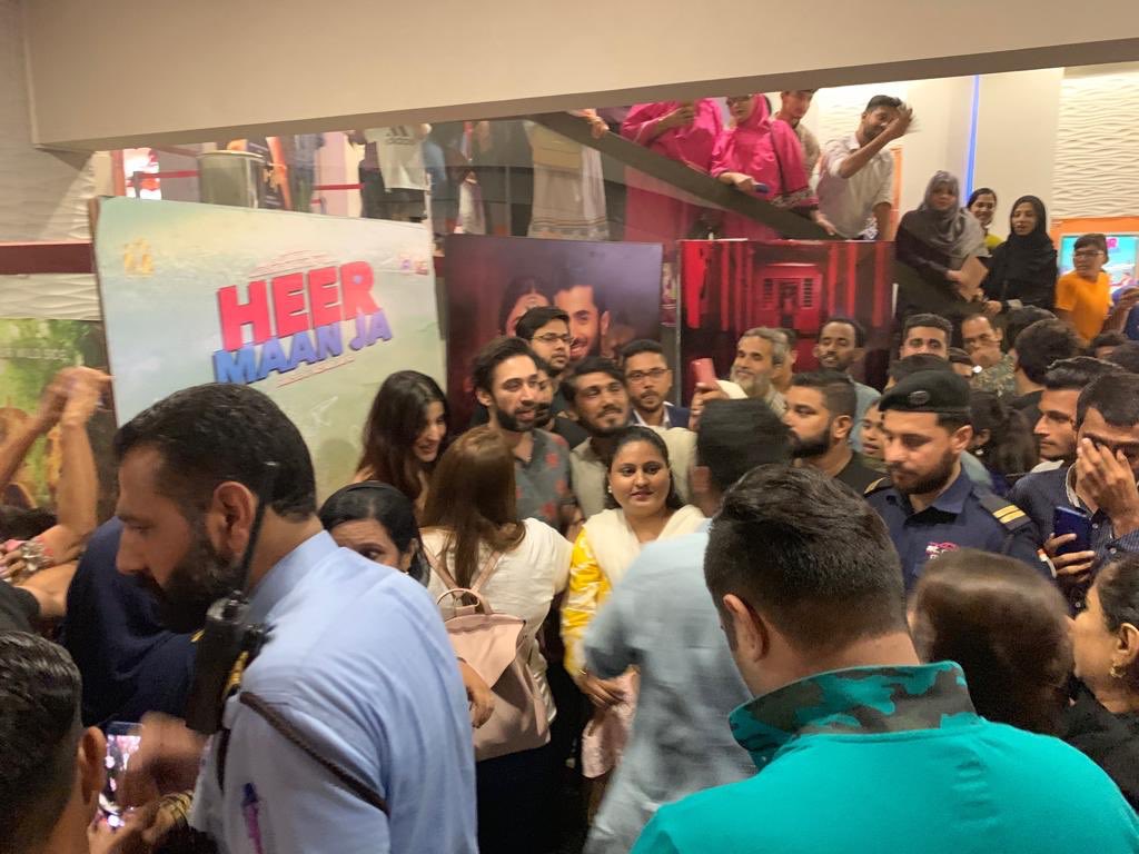 GeoFilms_Geo's tweet photo. #HeerMaanJa leads - #Heer @FarooqHareem , Kabeer @alirehmankhan &amp; Wajdaan @mfaizansk make a surprise visit to #AtriumCinema  in Karachi ... and getting tremendous love from public! #HeerMaanJa growing stronger every day 💪 

-

#IRKFilms | #ArifLakhaniFilms | #GeoFilms https://t.co/CjYABxU8OC