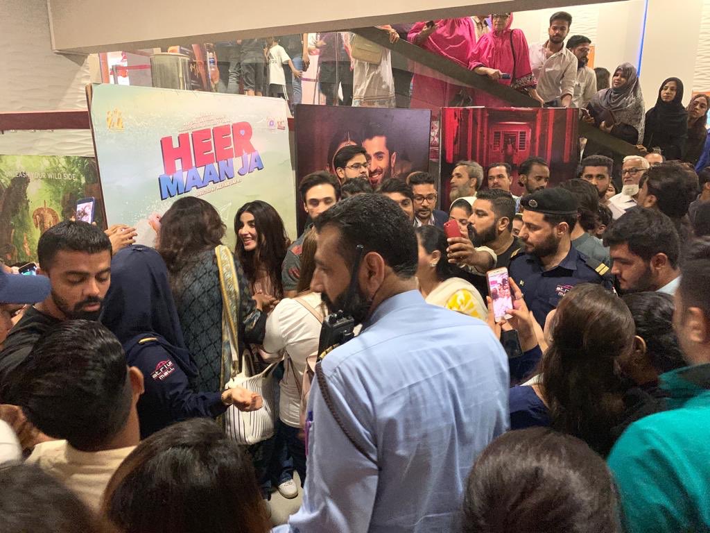GeoFilms_Geo's tweet photo. #HeerMaanJa leads - #Heer @FarooqHareem , Kabeer @alirehmankhan &amp; Wajdaan @mfaizansk make a surprise visit to #AtriumCinema  in Karachi ... and getting tremendous love from public! #HeerMaanJa growing stronger every day 💪 

-

#IRKFilms | #ArifLakhaniFilms | #GeoFilms https://t.co/CjYABxU8OC