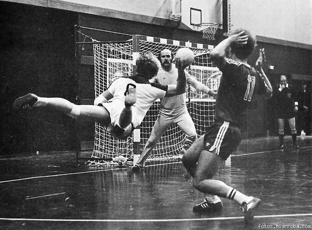 StakeStudio's tweet photo. Handball is where we live, life is just a place where we spend time between games.

#handball #handballplayer #handballteam #handballpassion #handballworld #handballtime #handballpic #handballfoto #handballgirl #handballplayers #handballphoto #handballcamp #handballlife https://t.co/EBRQR6znvw