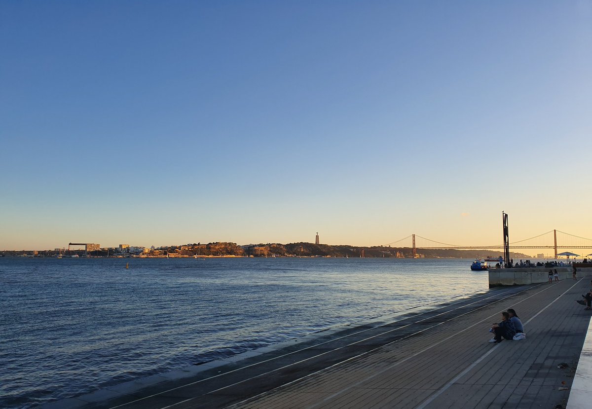 Lyonsuper's tweet photo. Grâce à mon forfait @REDbySFR le partage de mes photos de vacances à Lisbonne c'est pas de stress😎 ! 🇵🇹🇪🇺 #Data #RedBySFR #15Go @SamsungFR #GalaxyS10 https://t.co/s3N1xDrvxx