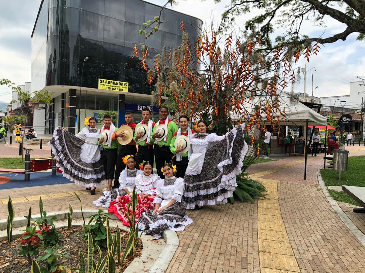 ardilaclaudia's tweet photo. El éxito siempre llegará cuando haces lo que amas y confías todo a Dios. #RutaPereiraConSaboraCafe #Pereira #FiestasdelaCosecha #Café #EnlaRutalosEsperamos Hasta el lunes estaremos dándole a Pereira el mejor café de Colombia https://t.co/SCSF6eDy1z