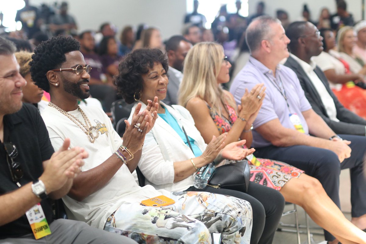 seanandersonorg's tweet photo. We are having soooo much fun at #DONWeekend2019! Come by the @bgcsem for carnival rides, free food, live performances, the NEW @seanandersonorg CONTENT & PRODUCTION STUDIO and MORE fun for the entire family! #BigSean #Detroit #SeanAndersonFoundation https://t.co/laNMhD1Zss