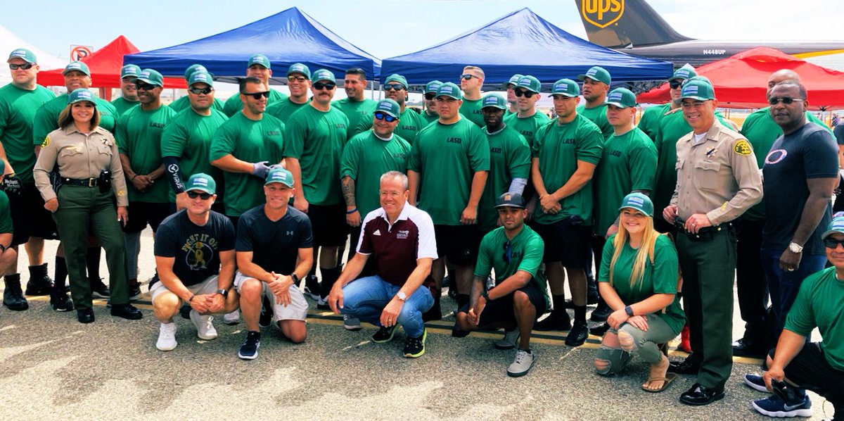 LASDSergio's tweet photo. You know you have a winning team @letr4sosc plane pull when @LAPDChiefMoore stops to take a picture with you. Great event for a great cause today in Long Beach #LETR #SOSC #SOSCPlanePull #WeAreSOSC #LETR4SOSC https://t.co/3zoNQ1upaW