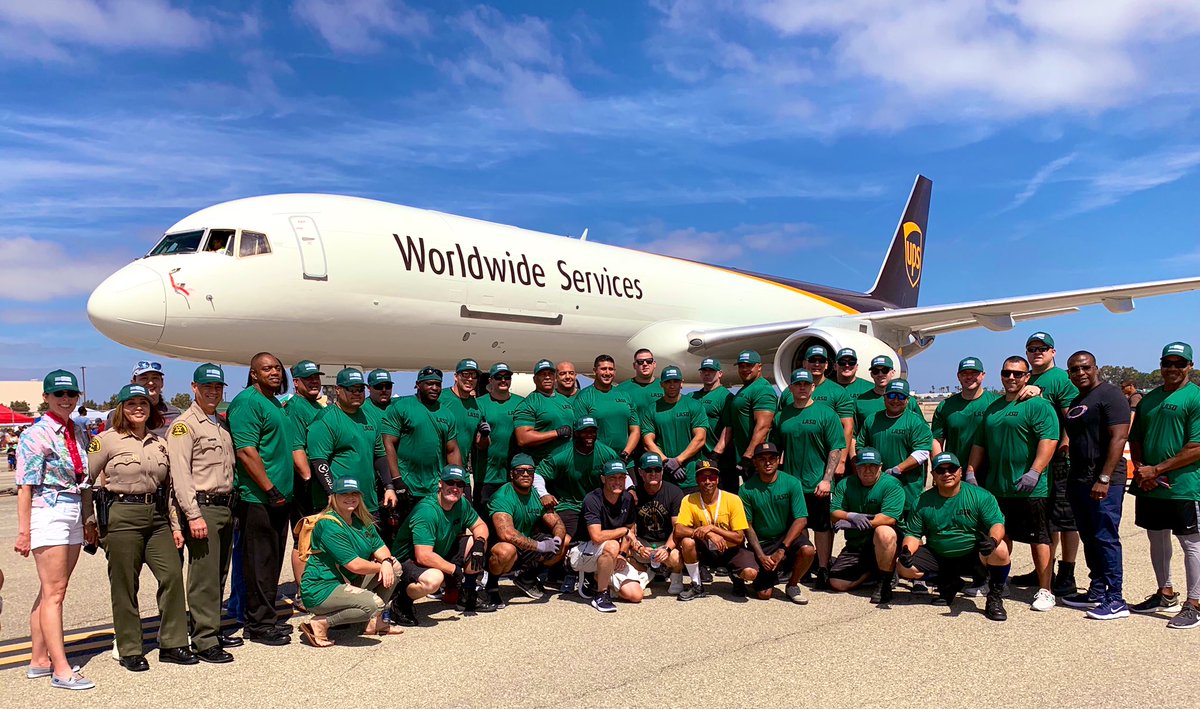 LASDSergio's tweet photo. You know you have a winning team @letr4sosc plane pull when @LAPDChiefMoore stops to take a picture with you. Great event for a great cause today in Long Beach #LETR #SOSC #SOSCPlanePull #WeAreSOSC #LETR4SOSC https://t.co/3zoNQ1upaW