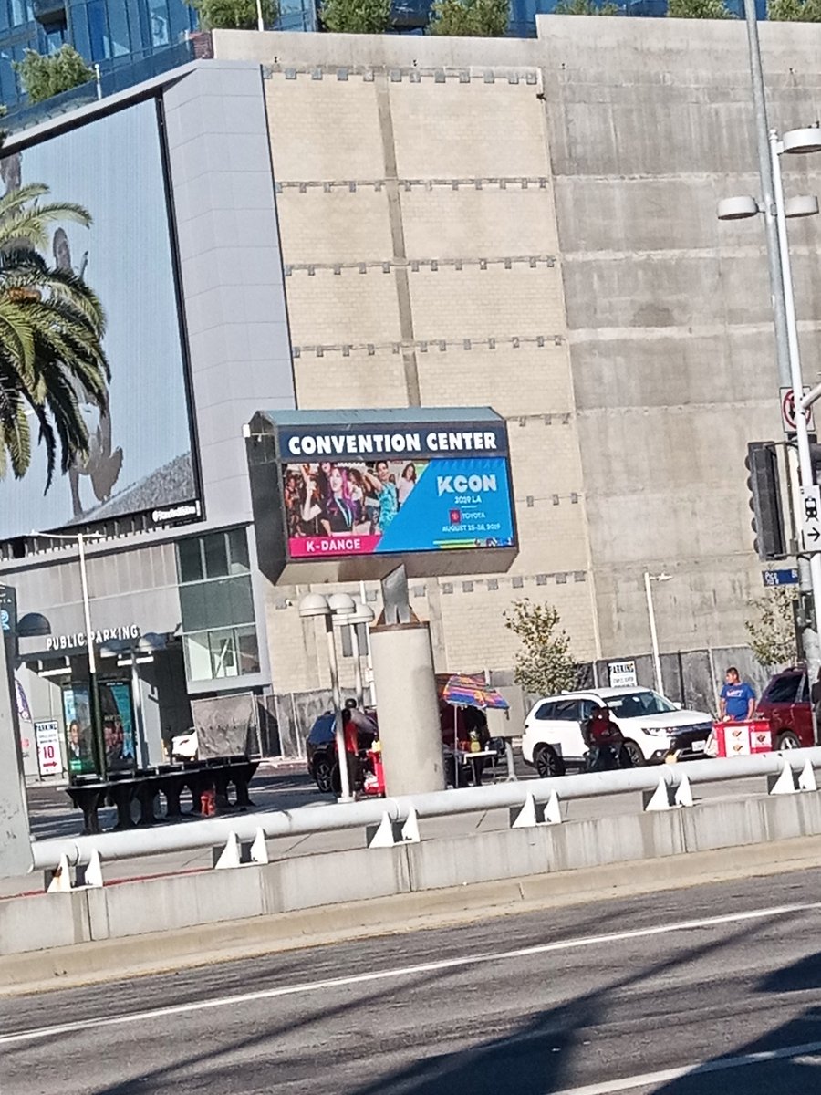 lovelydoya's tweet photo. #ISeeKcon oop, ready for day 2 https://t.co/FyzopOmLlp