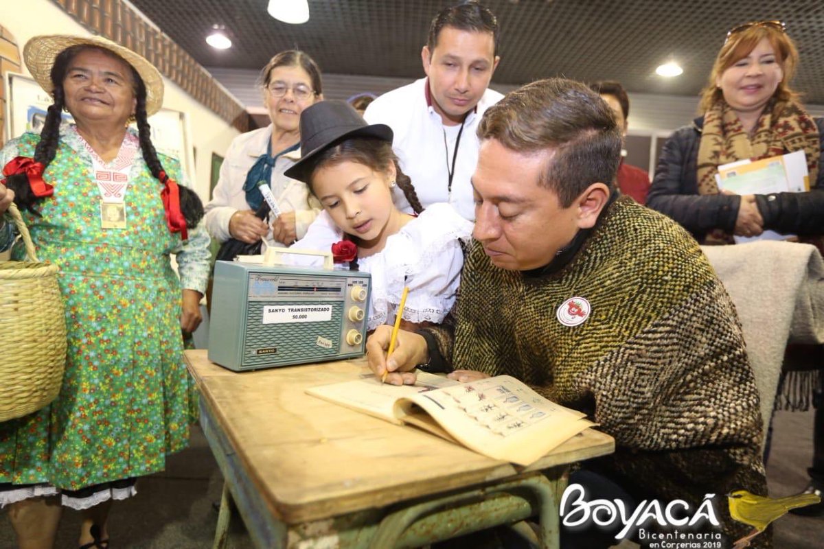 GobBoyaca's tweet photo. En #BoyacáBicentenariaEnCorferias reviva la maravillosa experiencia de la Radio Sutatenza, un proyecto que educó a cientos de colombianos del campo y comunidades apartadas. 

¡En Boyacá nacen las grandes ideas! ¡Visítenos! https://t.co/kkHFiDFmFX