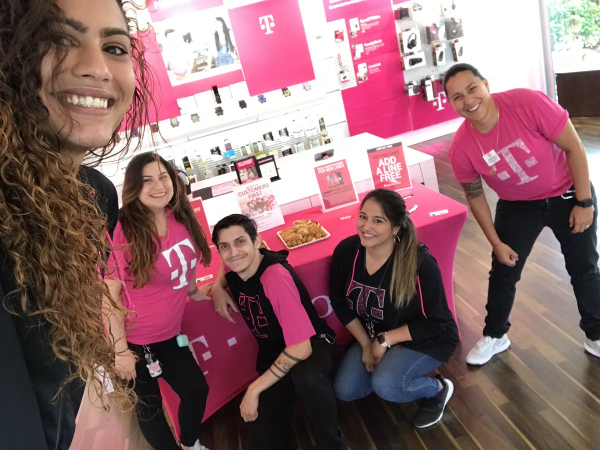 Suniland Store showing our customers appreciation with croquetas and pastelitos! #MiamiSouth #BacktoSchool #WeWontStop #UnCarrier @TMobile @JohnLegere @tmobilecareers @TiNaDeTre