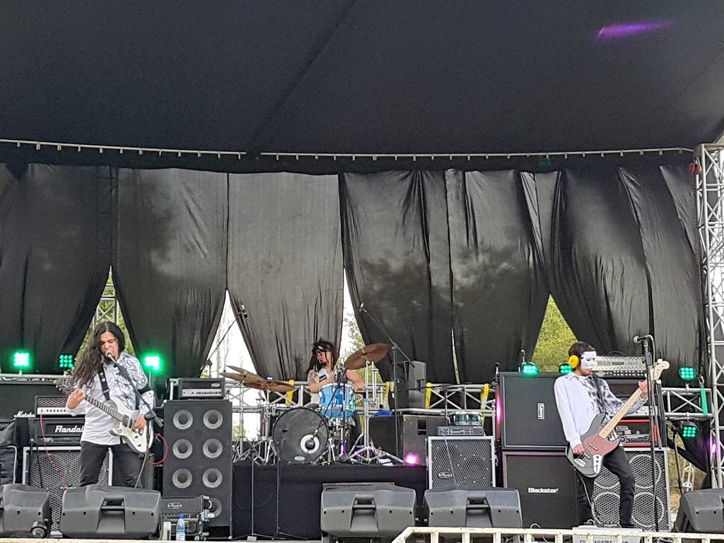 munirancagua's tweet photo. Ya se vive el metal con la banda #Errante, en el festival #SextaLegión que se realiza en el #ParqueComunal de #Rancagua. https://t.co/GXLj5oq7UW