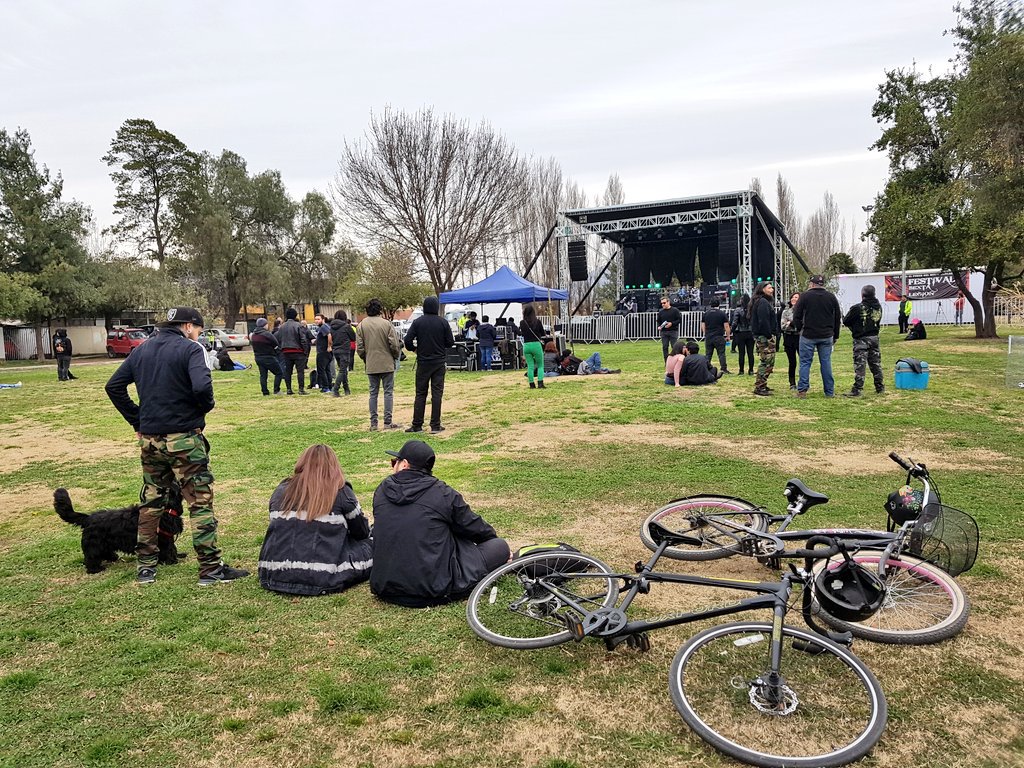 munirancagua's tweet photo. Ya se vive el metal con la banda #Errante, en el festival #SextaLegión que se realiza en el #ParqueComunal de #Rancagua. https://t.co/GXLj5oq7UW