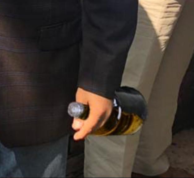 MarcoBo14299061's tweet photo. Vamos a ver amigos si adivinan:

Si se encontraran a Felipe Calderón en una reunión d cuates, ¿q creen ustedes q traería en su mano izquierda?

1) Un estuche d fichas d dominó.
2) La invitación a la tertulia.
3) Su celular.
4) Una botella d Coñac.

¿🤔🤔Que podría ser?

👇👇👇👇 https://t.co/tItW7H2tpC