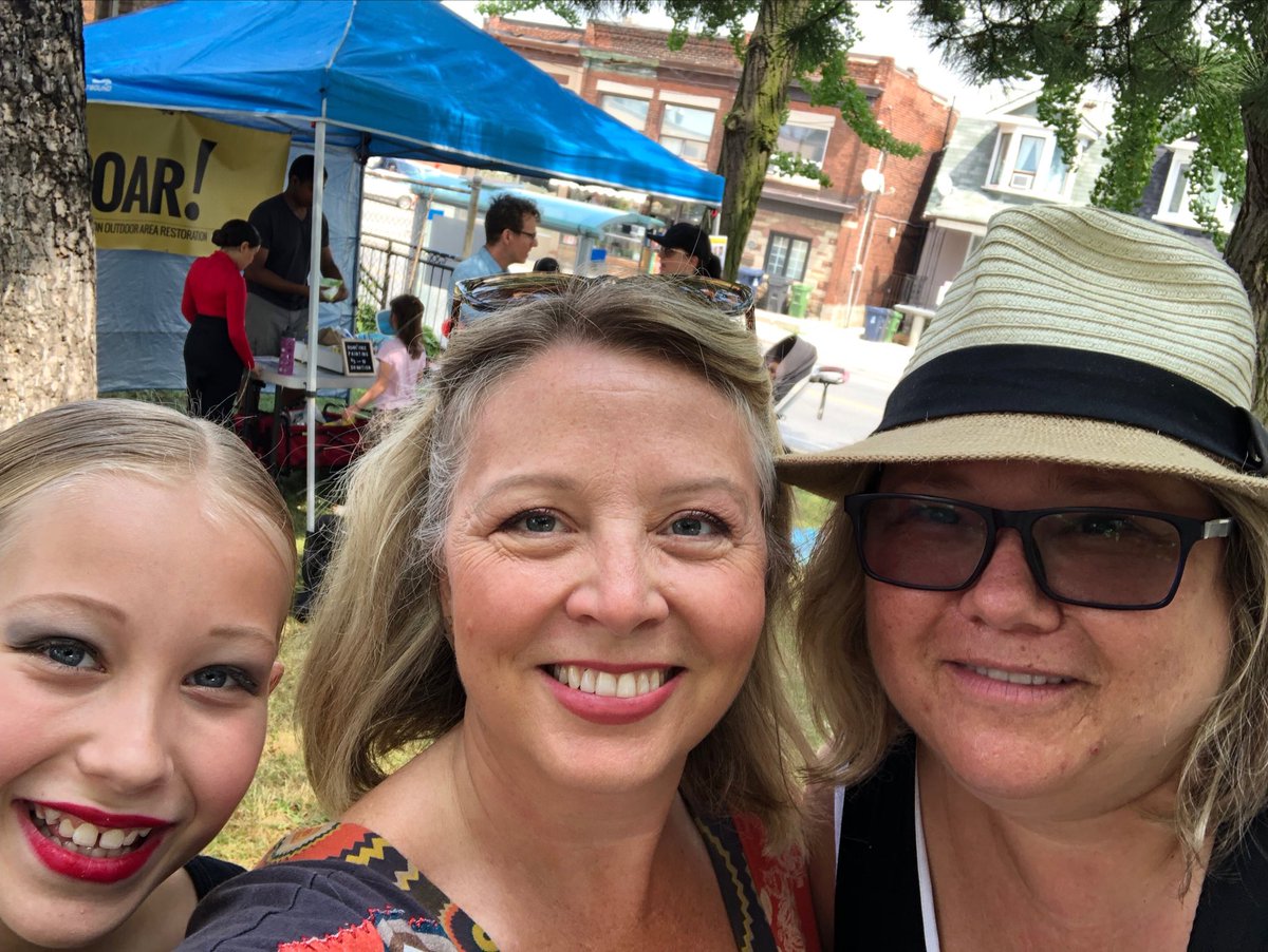 MaritStiles's tweet photo. So great to connect w Zoe and her mom at ⁦@NorthcliffeRA⁩ #OakwoodUrbanMarket today. The ⁦@OntarioBallet⁩ students danced right up until the 🌧 poured down... thanks to all the volunteers! #DavenportTO https://t.co/LTL6GzIDFK