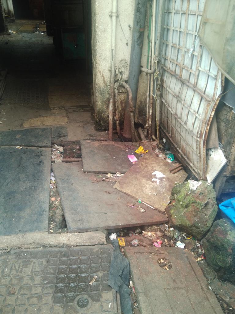 sultanshaikh836's tweet photo. Respected Sir at our building entrance there is a chamber fully broke and the childrens and senior citizens are walk which is very very dangerous.Kindly do the needful at the earliest.Surti Mohalla 45 Hatim Manzil Nagpada @mybmcWardE @mybmc @AUThackeray @CMOMaharashtra @MCGM_BMC https://t.co/f8JbXmXtMi