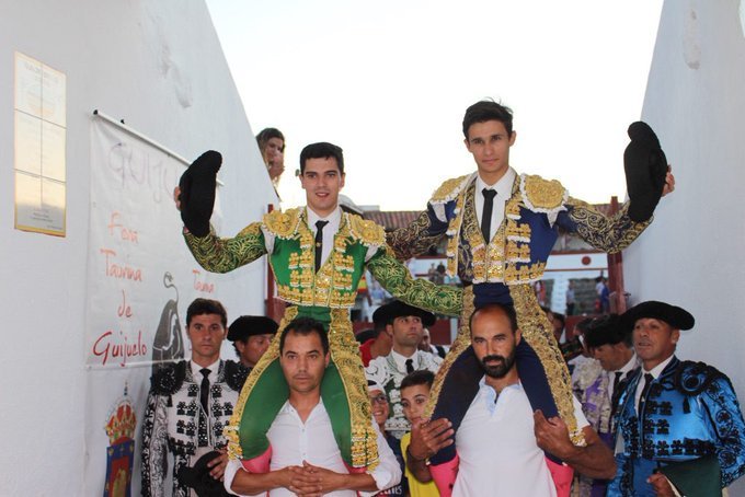 burladerotv's tweet photo. FESTEJOS.- Diosleguarde y Manuel Martín triunfan en Guijuelo #Guijuelo #Diosleguarde @FernandoPlaza_ #ManuelMartin #Pericalvo (foto @radioguijuelo) https://t.co/viABRuPc32 https://t.co/alsWkwmVPv