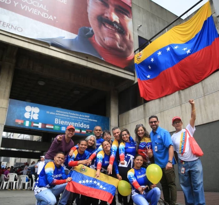 Estamos firmando en defensa de la soberanía de la Patria y en apoyo al Pdte. <a href="/NicolasMaduro/">Nicolás Maduro</a>. Nuestro compromiso con el pueblo de Bolívar y Chávez se fortalece en la batalla diaria junto a la Clase Obrera Petrolera, Gasífera y Petroquímica. El imperio no pasará ¡Venceremos! 1/2