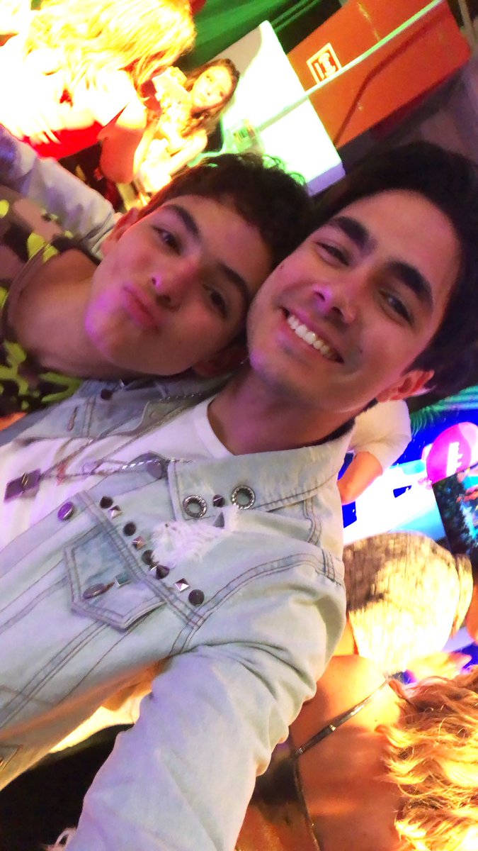 Sian_Oficial's tweet photo. Miren aquien me encontré en #KCAMexico2019 mi hermanito @JoaquinBondoni 😎🤟🏼 https://t.co/OBIi71WkOP