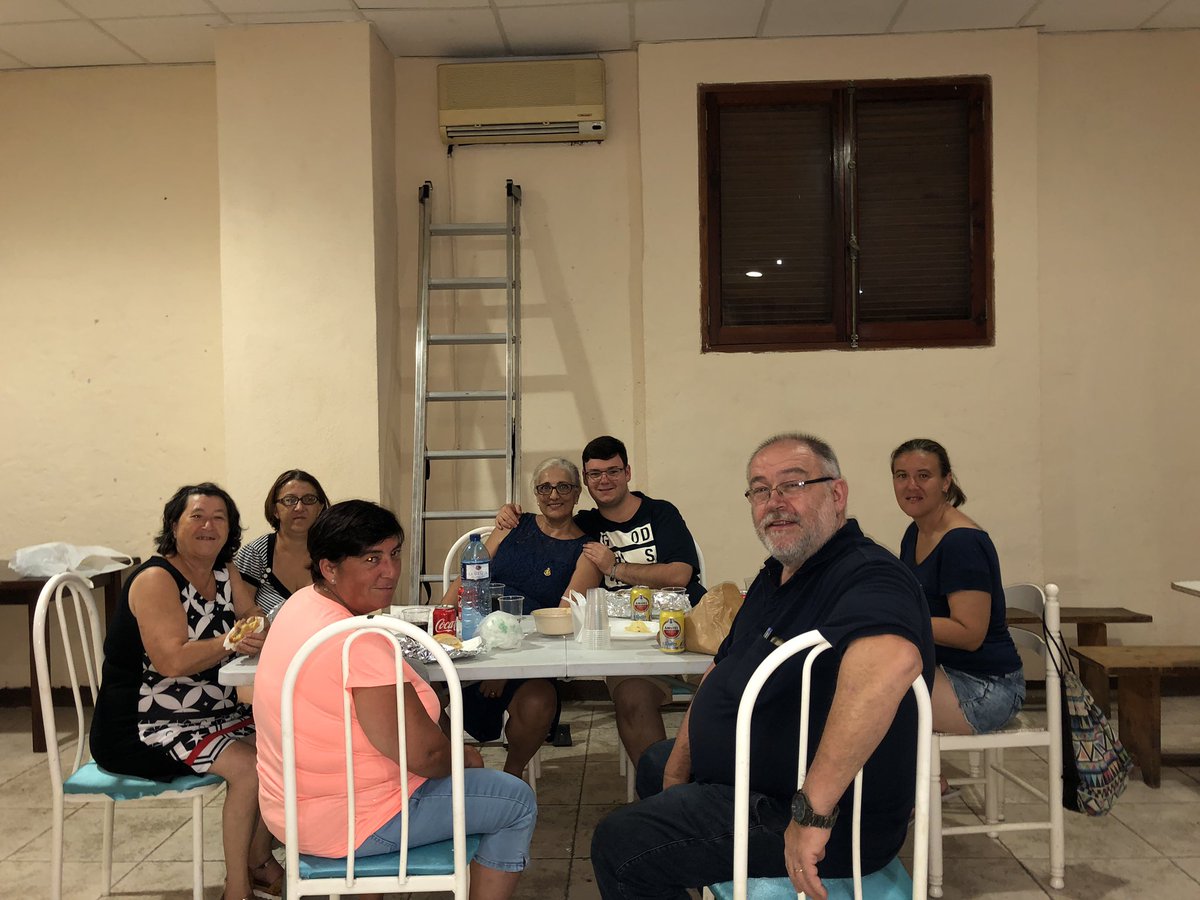 FallaCampRoig's tweet photo. Un #DivendresDeCasal diferent! 🥪🎆🎇 https://t.co/lxBOcDdr2g