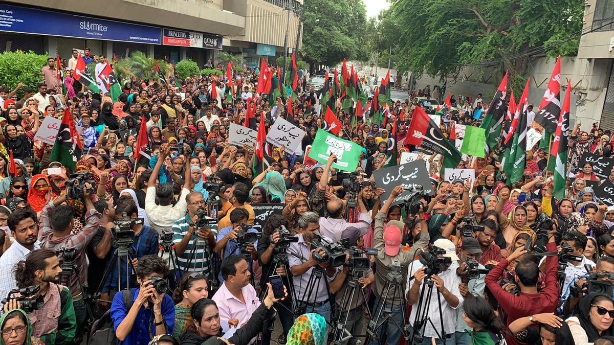 KhalikKohistani's tweet photo. Dictators & Spoons started rituals to get Women Of PPP wears hand cuffs to plead Lust. Started with Shahed Benazir Bhutto in SZAB era, got Nusrat Bhutto to wear it, faryal Talpur were next & now PPP Karachi Division women wing is compelled to wear it instead of Bangles. ShamePTI https://t.co/R6pAoS08WM