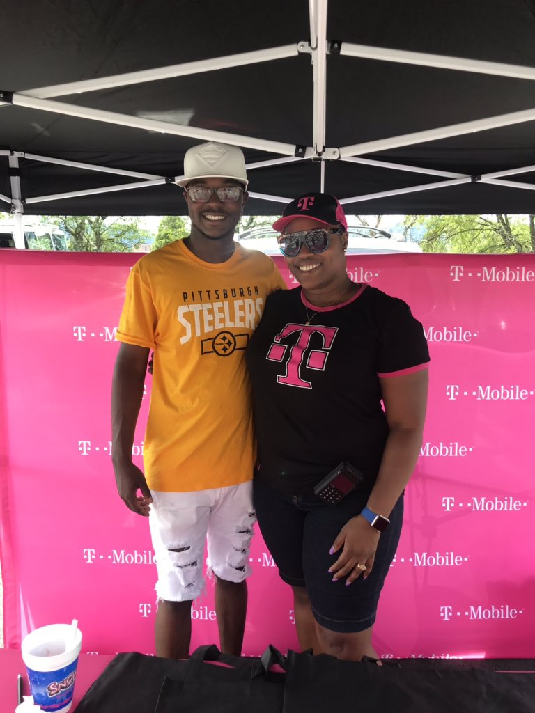 Sashatmobile9's tweet photo. Back to school book bag giveaway was a success! Thank you Legacy Church and @PropelSchools for having @TMobile @Farrell_TMobile @russ_paul16 @ABrown0227 https://t.co/Txu13mOGCM